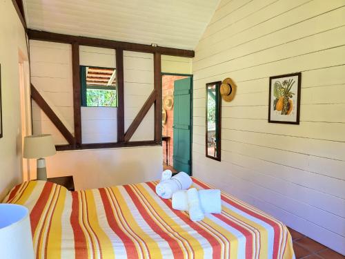 La Boutique, case d'époque, vue Montagne Pelée (La Boutique, case d'epoque, vue Montagne Pelee) in Saint-Pierre