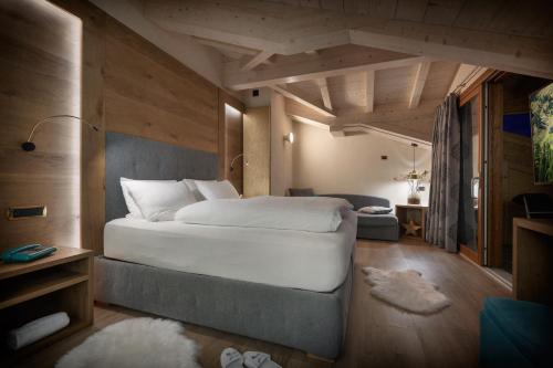 1 queen bed, 1 sofa bed