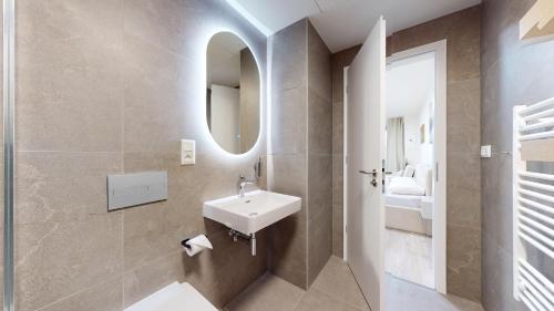 Downtown Apt w King Size Bed and AC, Bratislava (photo 11)