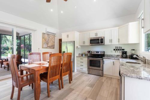 Beautiful Home in a Gated Neighborhood Walking Distance to the Beach with Garden Views and a Pool in 布拉希利托