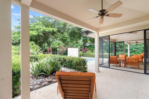 Beautiful Home in a Gated Neighborhood Walking Distance to the Beach with Garden Views and a Pool in 布拉希利托
