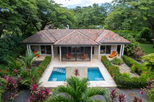 Beautiful Home in a Gated Neighborhood Walking Distance to the Beach with Garden Views and a Pool in 布拉希利托