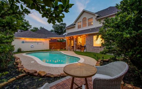 Big Texas Living - Spacious 5-BD with Pool in Cypress, USA