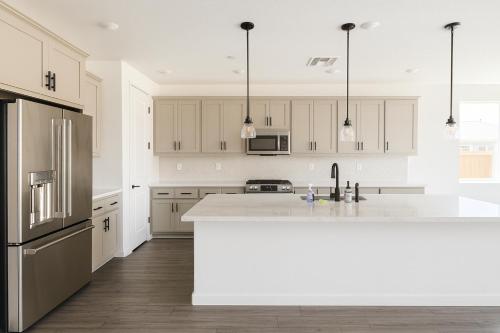 Konyha, Spacious Master Bedroom with Private Bath in Manteca Home in Manteca