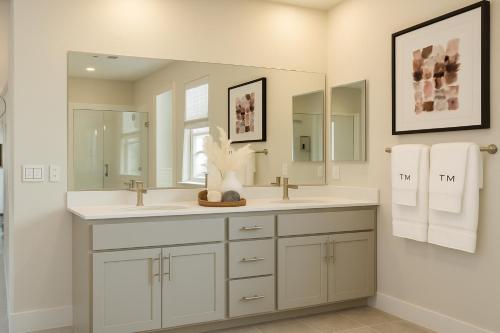 Fürdőszoba, Spacious Master Bedroom with Private Bath in Manteca Home in Manteca