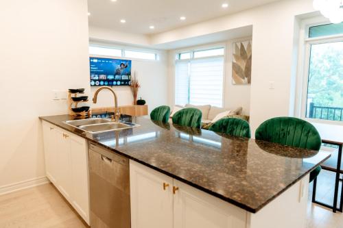 Luxury 2-Bed Townhouse Near Waterfront & Downtown