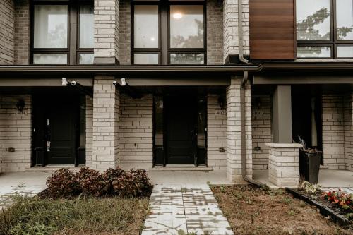 Luxury 2-Bed Townhouse Near Waterfront & Downtown in Ajax (ON)