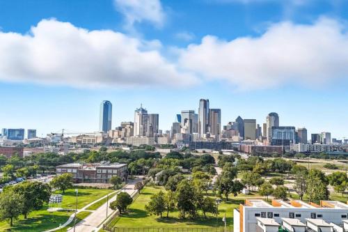 Best View of Dallas Skyline, Modern Luxe APT – khách sạn tại Cedars