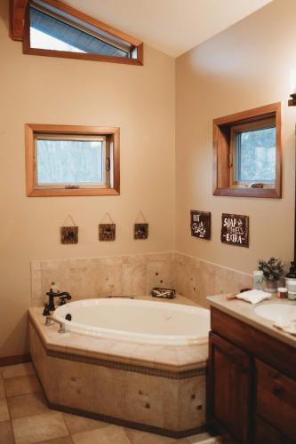 A-frame, Grand Views, Hot Tub, Mins To Boone & Asu in Sugar Grove (NC)