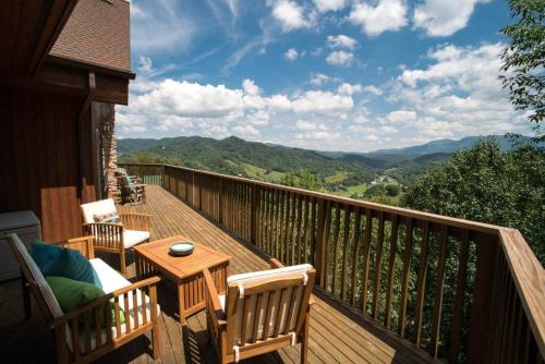 A-frame, Grand Views, Hot Tub, Mins To Boone & Asu in Sugar Grove (NC)