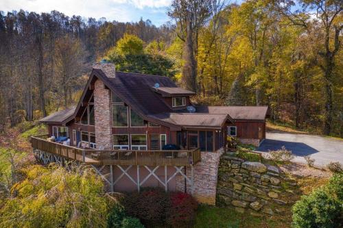 A-frame, Grand Views, Hot Tub, Mins To Boone & Asu in Sugar Grove (NC)