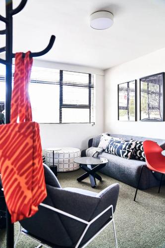 Budd Place Sunny Top-Floor Stay with Parking - image 5