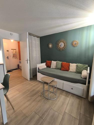 Studio Mimosa rez-de-chaussée à 800m de la plage et des commerces - parking privé avec possibilité de louer une voiture - Location saisonnière - Bormes-les-Mimosas