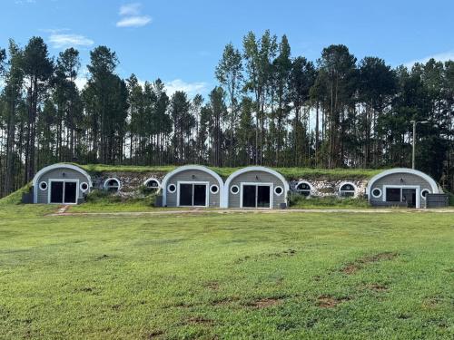 Unique Earth Home Retreat | Pond, Goats & Fire Nights in Roanoke Rapids (Észak-Karolina)