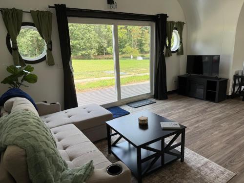 Unique Earth Home Retreat | Pond, Goats & Fire Nights in Roanoke Rapids (Észak-Karolina)