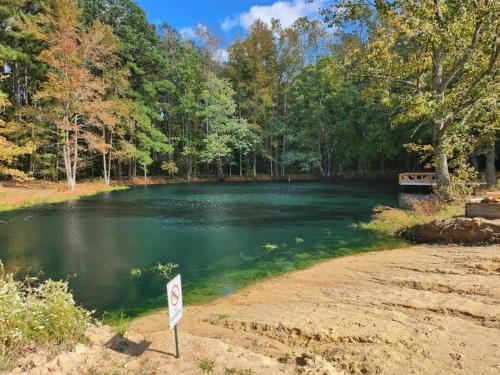 Unique Earth Home Retreat | Pond, Goats & Fire Nights in Roanoke Rapids (Észak-Karolina)