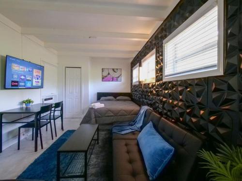 Cozy Studio - Private Patio, Grill & Firepit