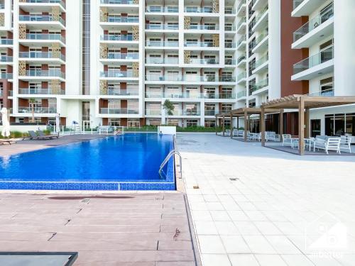 Family-Friendly 2BR l Pool, Garden & Parking, Dubaj (zdjęcie 2)