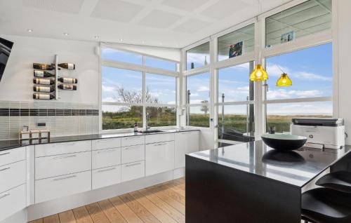 keuken, 4 Bedroom Lovely Home In Hadsund in Hadsund
