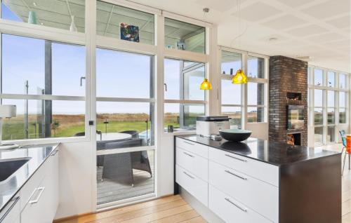 keuken, 4 Bedroom Lovely Home In Hadsund in Hadsund