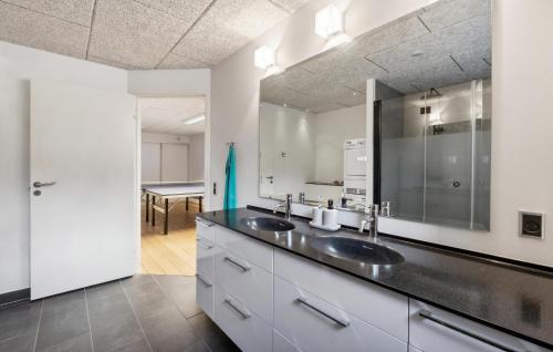 Badkamer, 4 Bedroom Lovely Home In Hadsund in Hadsund