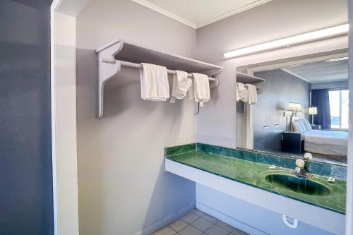Save Inn by Hotel O Forrest City AR HWY 70 - 화장실
