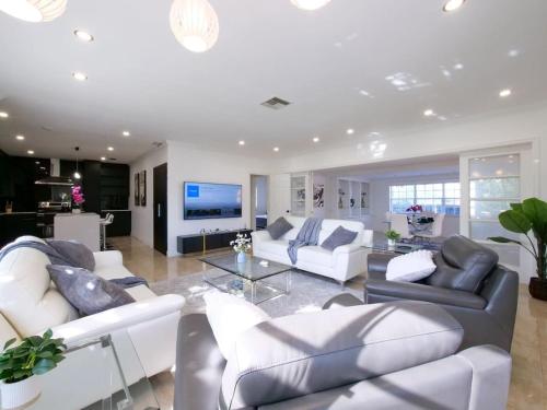 Trendy 3BR Holiday Escape - Near Hollywood Beach