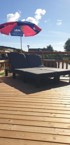 Nieuw chalet JV10 Renesse met 3 slaapkamers 2 badkamers airco veranda en parkeren bij accommodatie in ลาเคชอม