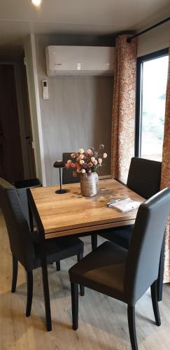 บริการและสิ่งอำนวยความสะดวก, Nieuw chalet JV10 Renesse met 3 slaapkamers 2 badkamers airco veranda en parkeren bij accommodatie in ลาเคชอม