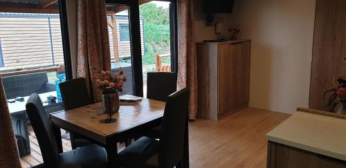 บริการและสิ่งอำนวยความสะดวก, Nieuw chalet JV10 Renesse met 3 slaapkamers 2 badkamers airco veranda en parkeren bij accommodatie in ลาเคชอม