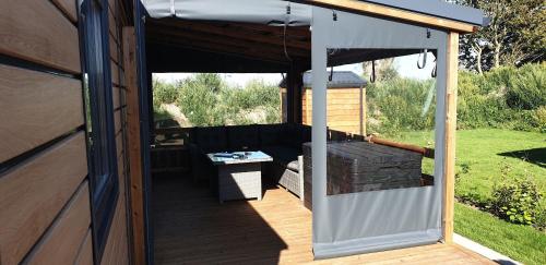 ระเบียง/ชานเรือน, Nieuw chalet JV10 Renesse met 3 slaapkamers 2 badkamers airco veranda en parkeren bij accommodatie in ลาเคชอม