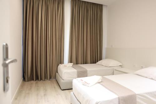 1 king bed, 2 sofa beds