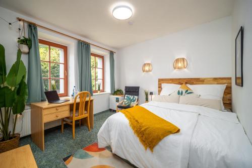 Ruhiges Zimmer mit Gartenblick & Schreibtisch in Freiberg, Deutschland