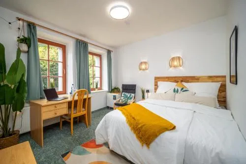Ruhiges Zimmer mit Gartenblick & Schreibtisch in Freiberg, Deutschland