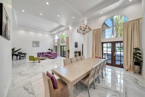 Elegant 4BR Home with Waterfall Pool, Spa and Fire Pit in Tarzana