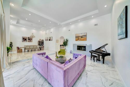 Elegant 4BR Home with Waterfall Pool, Spa and Fire Pit in Tarzana