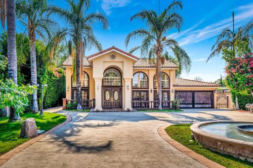 Elegant 4BR Home with Waterfall Pool, Spa and Fire Pit in Tarzana