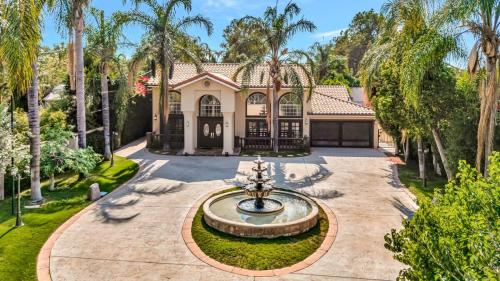 Elegant 4BR Home with Waterfall Pool, Spa and Fire Pit in Tarzana