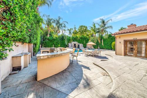 Elegant 4BR Home with Waterfall Pool, Spa and Fire Pit in Tarzana