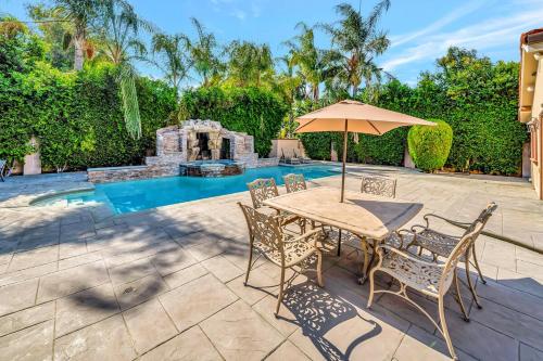 Balcony/terrace, Elegant 4BR Home with Waterfall Pool, Spa and Fire Pit in Tarzana