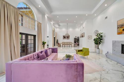 Elegant 4BR Home with Waterfall Pool, Spa and Fire Pit in Tarzana