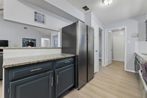 주방, Spacious Humble Retreat - Near IAH & Lake Houston - Sleeps 9 in 아타스코시타