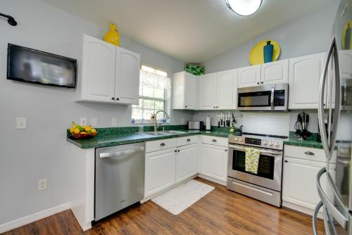 Sunny Homosassa Home with Private Heated Pool! in Homosassa, USA