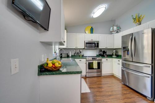 Sunny Homosassa Home with Private Heated Pool! in Homosassa, USA