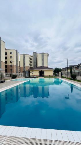 Crystal Sky 2-Bedrooms with 3 beds Pool and balcony - image 5