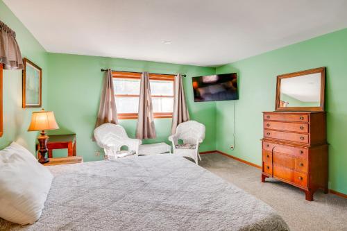 Waterfront Fond du Lac Home on DeNeveu Lake! - image 9