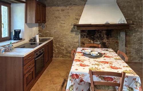köök, 2 Bedroom Cozy Apartment In Arcidosso in Arcidosso