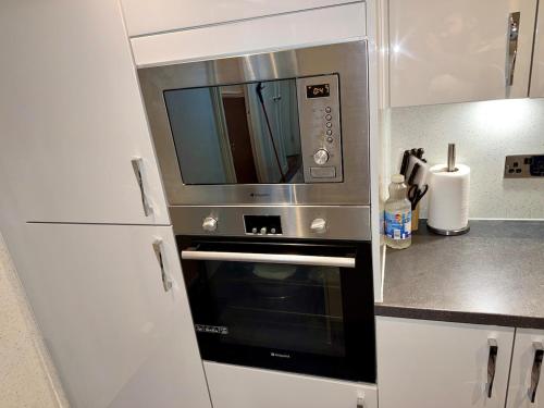 Kitchen, Likewise Modern Two bedrooms Home for 4 in Glasgow Area near Pollok House