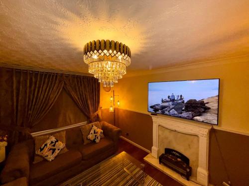 Shared lounge/TV area, Likewise Modern Two bedrooms Home for 4 in Glasgow Area near Pollok House