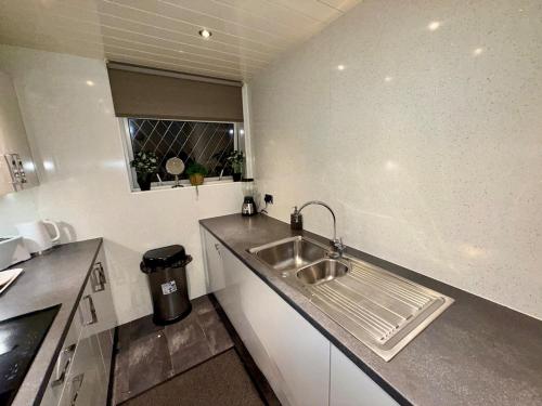 Kitchen, Likewise Modern Two bedrooms Home for 4 in Glasgow Area near Pollok House